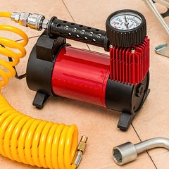 Portable tire inflator